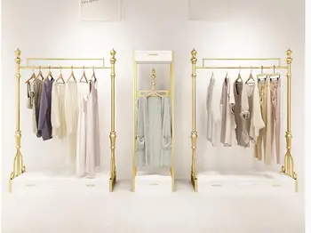 Apģērbu veikala reklāmas plaukts, grīdas stāvoši Eiropas stila plauktā, blakus karājas sieviešu apģērbu reklāmas plaukta, zelta rectificat